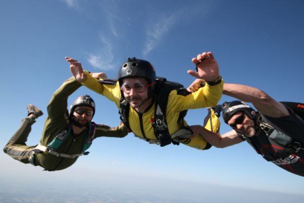 why skydivers wear helmt