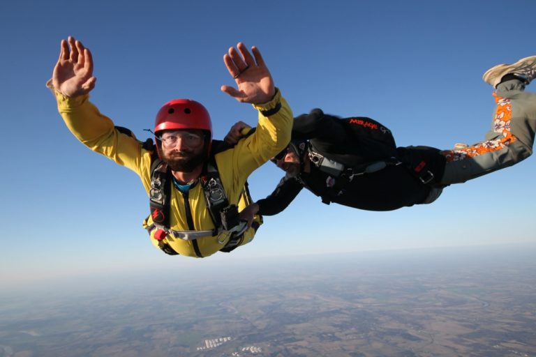 How to become a certified skydiver